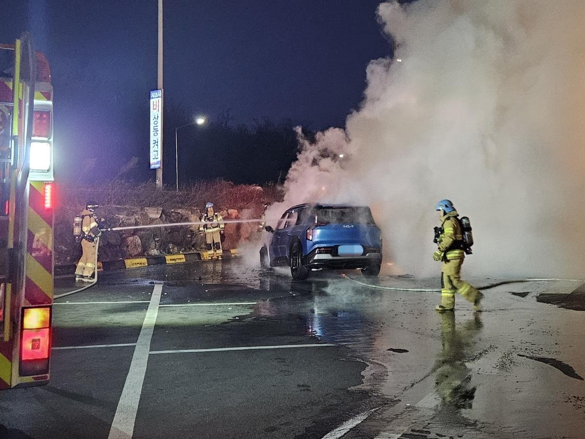 구리휴게소 정차 중 EV9 전기차 화재…4시간 20분 만에 진화