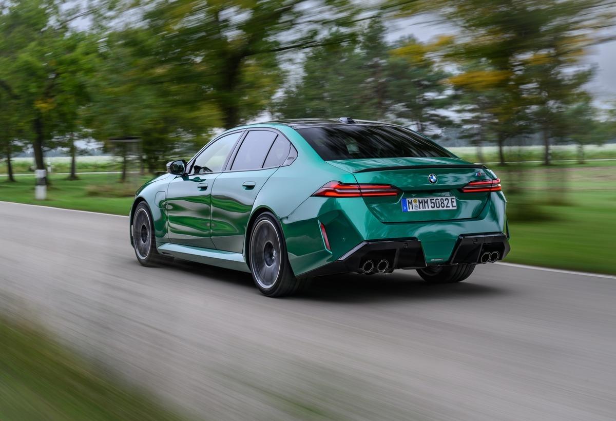 BMW 고성능 세단 `뉴 M5` 국내 출시…하이브리드 시스템 장착