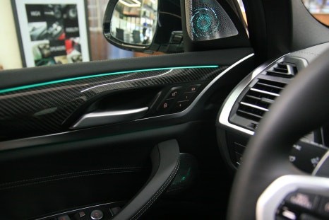 울산 BMW X4 회오리 스피커커버 엠비언트