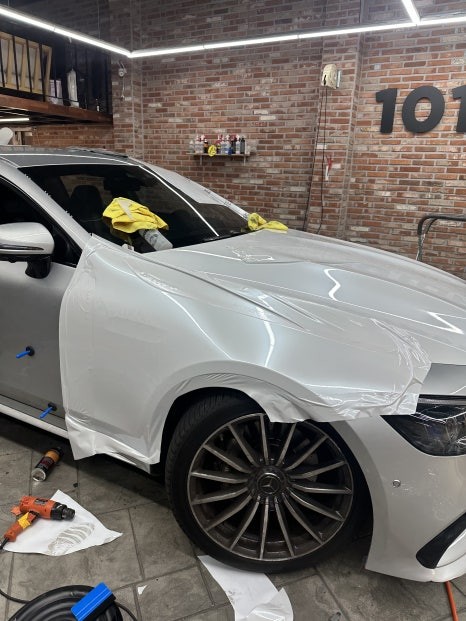 벤츠 AMG GT43 은색에서 고광택필름 화이트로 랩핑하기 용인랩핑 수원랩핑 크롬죽이기와 블랙PPF시공 / 경기 화성