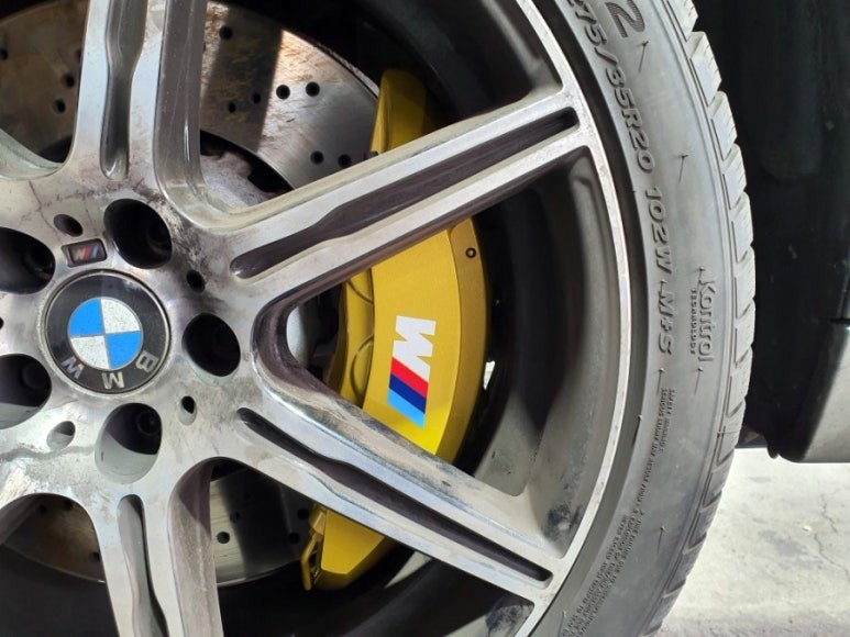 BMW M5 캘리퍼도색 세라믹캘리퍼 골드 우레탄도색