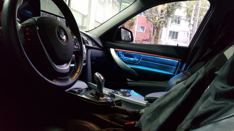 BMW 320d 12년식 가변 엠비언트 시공 및 운전석 손잡이 교체작업]BMW엠비언트시공 오디오공조기엠비언트작업 엠비언트장착점 대구엠비언트튜닝 므대구앞산장착 대구씨앤디인터내셔널