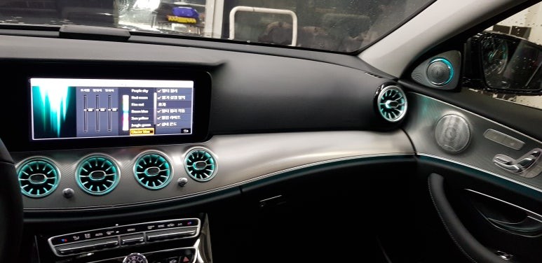 [차량인테리어] 벤츠 E클래스 W213 E300 16'-24' 부메스터st 전동트위터, LED송풍구 시공 : ✨ 다양한 색상이 연동되어 날마다 다른 드라이브가능 ✔ : 대구씨앤디