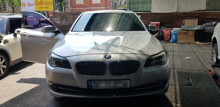 BMW 5시리즈 F10 528i 실내 조수석 손잡이 진득거림 손에 묻어남 손상 스크레치 1:1 교체 작업 대구 BMW정비 BMW튜닝 전문점 씨앤디인터내셔널 대구앞산씨앤디 도어캐치