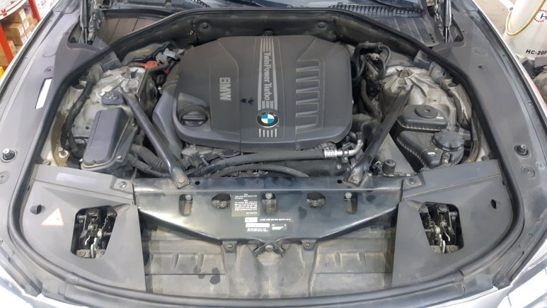 대구.경북 / BMW F01 740d 엔진오일교체작업] BMW 7시리즈 xDrive 14년식 엔진오일 5W30합성유 주입 엔진오일필터 에어크리너 교환 BMW전문점 수입차엔진오일 대구씨앤디 / 대구