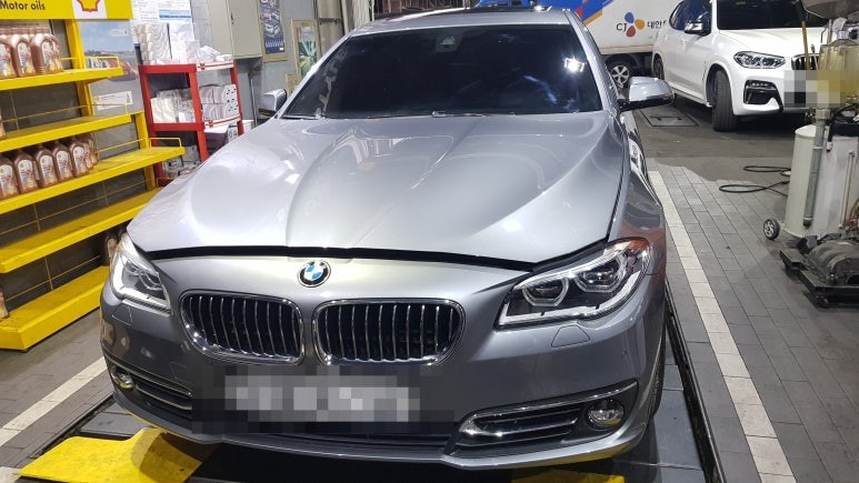 대구.경북 / BMW 528i 도어락 조수석 교체 , 트렁크 쇼바 교체 , 엔진오일 교체 작업 5시리즈 도어로크 트렁크 스프링 수입차엔진오일 bmw정비 카센터 대구씨앤디인터내셔널 / 대구