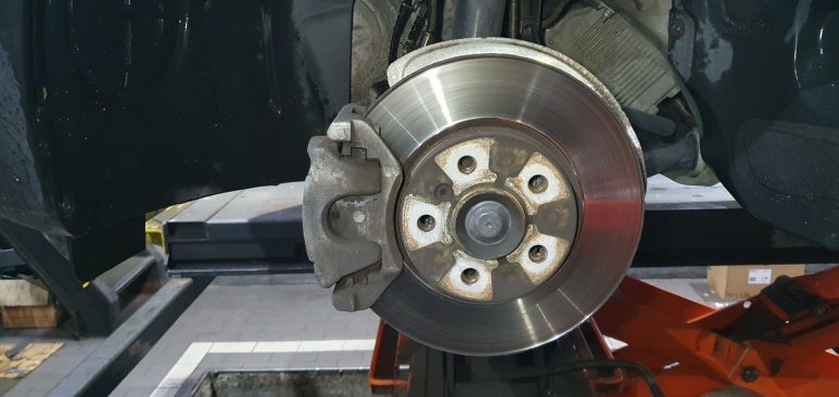 대구.경북 / 미니 쿠퍼 D 클럽맨 16년식 프론트 브레이크 패드 교체 작업 MINI COOPER D CLUBMAN 앞패드교환 시공후기 클럽맨앞패드 교환 대구 수입차정비 전문점 씨앤디인터내셔널 / 대구