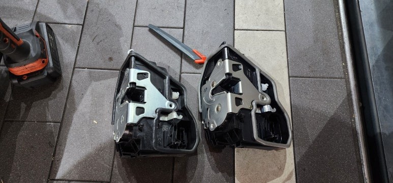대구.경북 / BMW 320d 문 도어 잠금장치 고장, 실내손잡이 진득거림 교체 3시리즈 F30 320d 12년식 운전석뒤 도어로크 도어락 교체 및 운전석, 조수석 실내 손잡이 교체 대구 씨앤디 / 대구