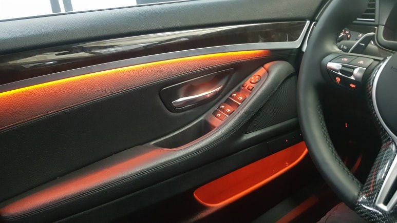 대구 BMW G30 520d LED 회오리 스피커 + 미드커버 +  미드스피커 장착 작업으로 실내 분위기를 완벽하게 전환! BMW튜닝 BMWG바디 BMW악세사리 BMW 씨앤디