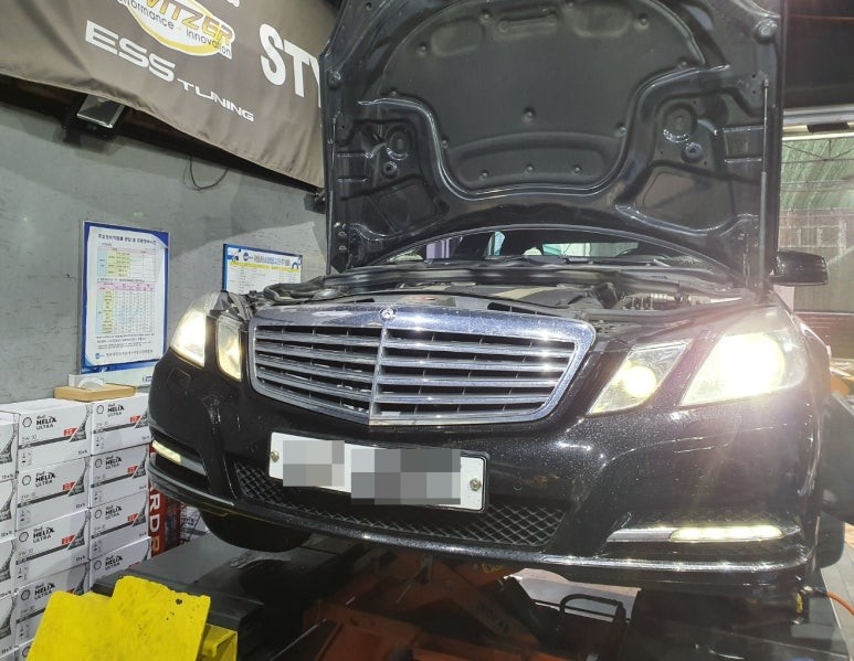 벤츠 E클래스 E300 W212 운전석 라이트 미점등 HID 전구교체 작업 D1S 4300K 교환 시공 대구 벤츠 정비 전문점 씨앤디인터내셔널 BENZ 라이트전구교체 수입차정비전문