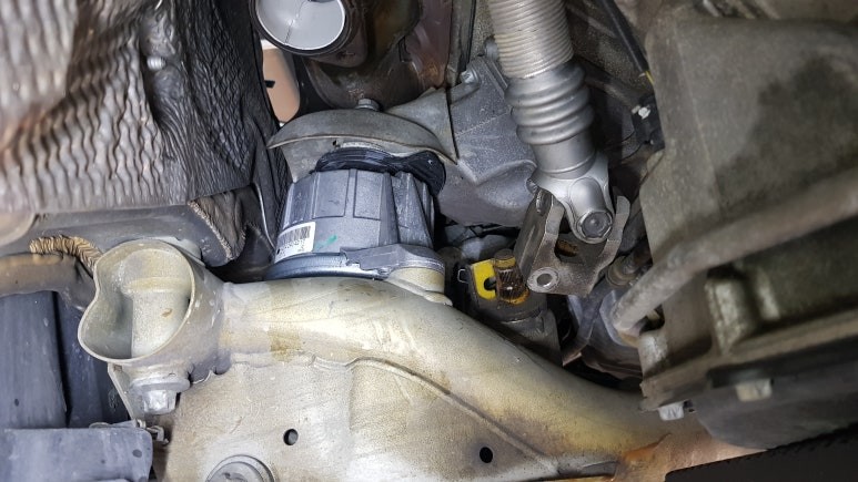: 벤츠 E클래스 W212 E220 CDI 14년식 전동트렁크 작업 : 순정쇼바를 탈거하고 부드럽게 열고닫히는 듀얼쇼바로 탈바꿈 ✨ : 대구대명동자동차정비 대구씨앤디인터내셔널 :