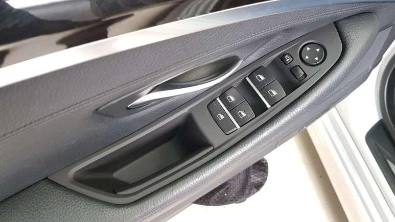 BMW 520d 실내 손잡이 진득거림 교체 작업 운전석+조수석 도어캐치 1:1 교환 시공후기 5시리즈 F10 대구 BMW정비 BMW튜닝 전문점 씨앤디인터내셔널 수입차정비 수입차튜닝