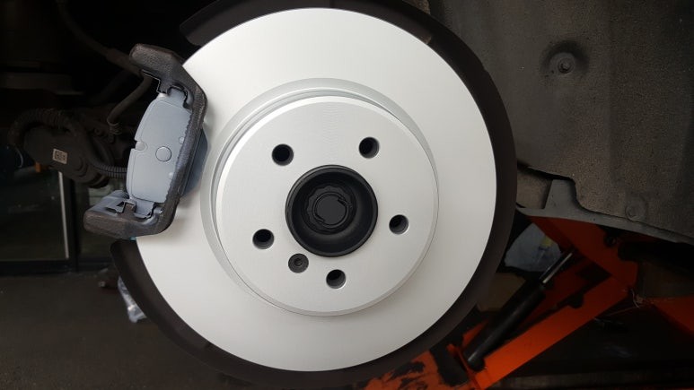BMW F10 520d 리어 브레이크 디스크 / 브레이크 패드 / 마모센서 교체 작업 뒷패드 교체 경고등 브레이크패드교환 BMW정비 BMW튜닝 BMW수리 BMW전문점 대구 씨앤디