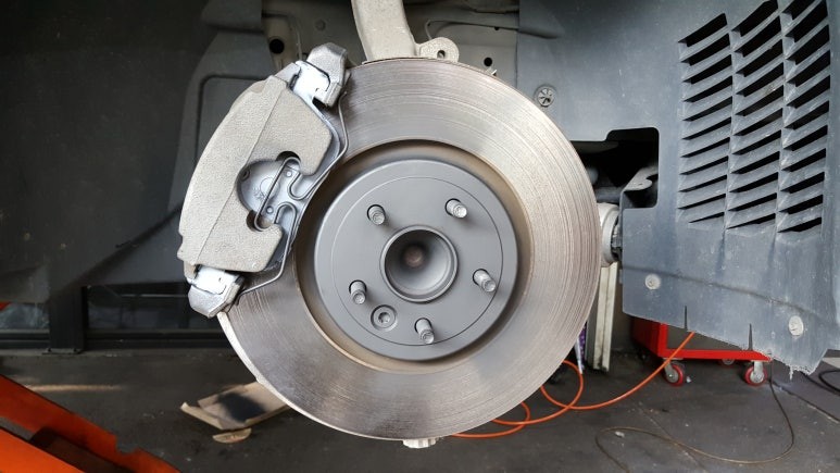 재규어XF 프론트 브레이크패드, 리어 브레이크디스크, 패드 교환 작업 대구 씨앤디인터내셔널 수입차정비 전문점 대구앞산 씨앤디 JAGUAR XF 브레이크패드마모경고등 자동차정비