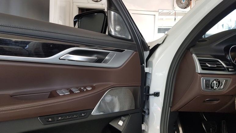 BMW 740d xdrive WLTP 2018년식 회오리 엠비언트 라이트 풀세트 트위터 미드커버 재떨이커버 리어선반커버 프론트커버 시공작업 실내등 스피커