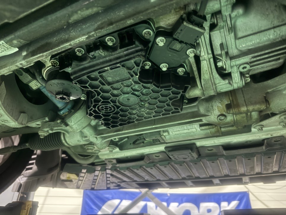 (화성튜닝샵)벤츠glc63 amg 모튤300v 엔진오일교환 에어크리너 교환 작업을 하였습니다. / 경기 화성