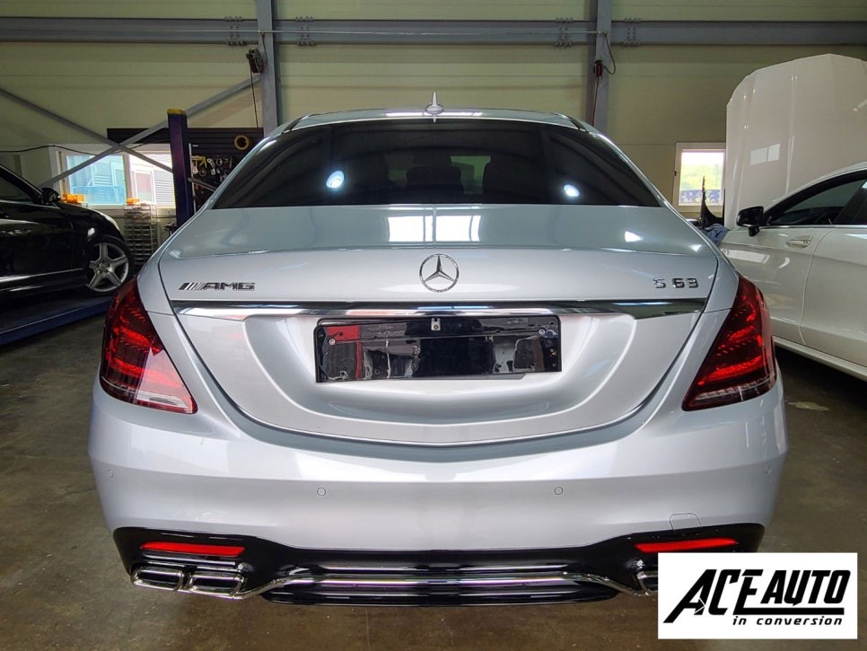 벤츠 S클래스 신형개조 W222 S63AMG 전기형에서 S63AMG 후기형 바디킷 적용 후 정품 헤드라이트 및 에프터 테일램프 교체 작업 완료 하였습니다.