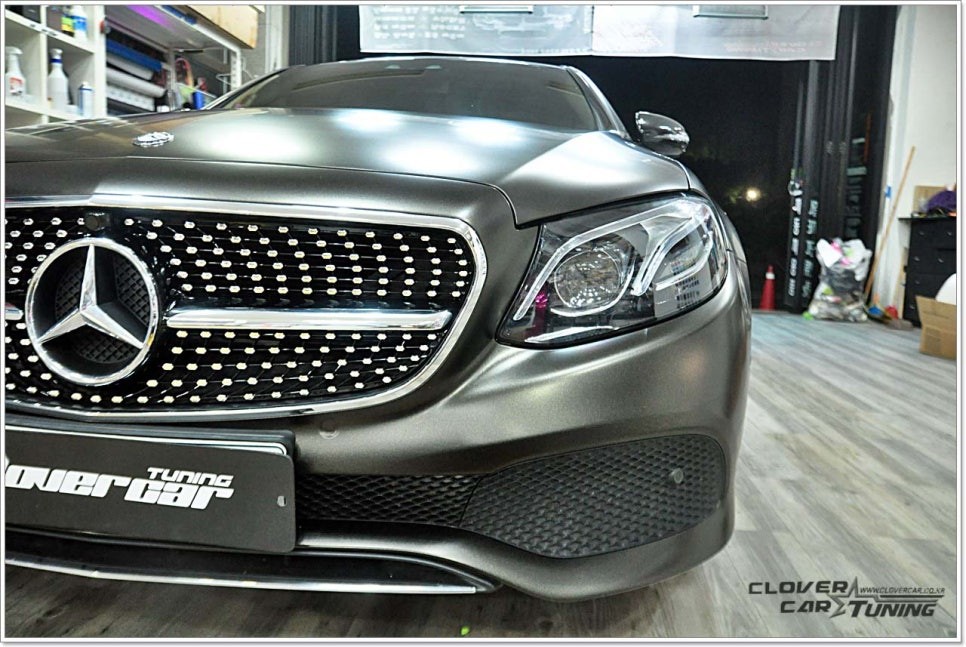 벤츠w213e220D전체랩핑 3M반무광 사틴더스트골드블랙전체랩핑 시공[ 안산랩핑 ] 다이아몬드그릴교체 입니다. / 안산 상록구