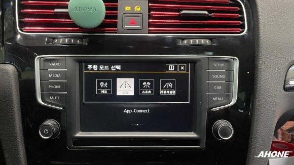 폭스바겐 16년식 골프7세대 2.0TDI 유광 도어 몰딩 & 중고 MIB2.5 카플레이 오디오 시공. / 경기 이천 부발