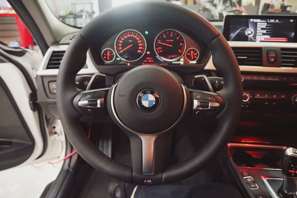 부산BMW F30 320d M핸들장착 센터엠비언트 공조기엠비언트