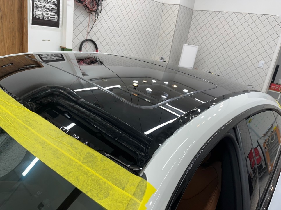 하남 DK아지트 BMW i4 고광택 LB필름 피아노블랙  랩핑 루프스킨시공_고광택필름_LB필름시공_남양주루프스킨_강동루프스킨
