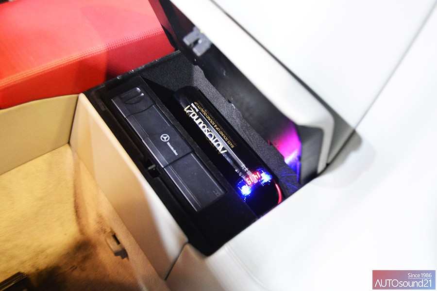 벤츠 SL55 AMG 2005년식▶ OPTICAL 통신때문에 옥스생성이 힘든 차량에 음질전용 블루투스와 사운드업 헤드켑을 장착합니다. / 서울 마포구 신수동