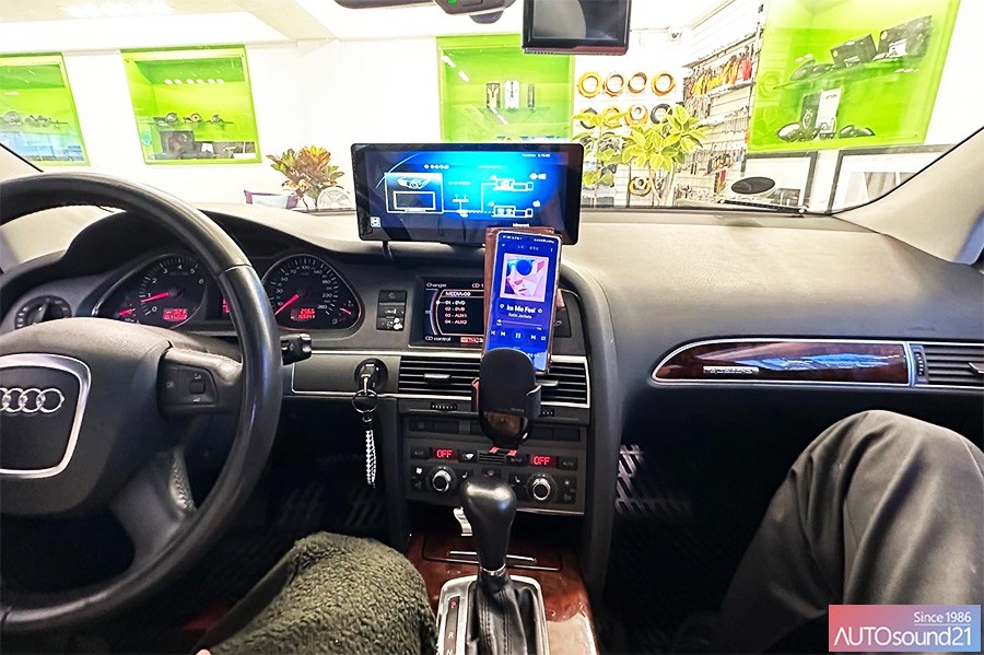 아우디 A6 2006년식▶ 타 카오디오샵의 FM 트랜스미터를 이용한 옥스 생성은 그만! 직렬 광옥스 생성으로 최고의 음질을 청취하세요. / 서울 마포구 신수동