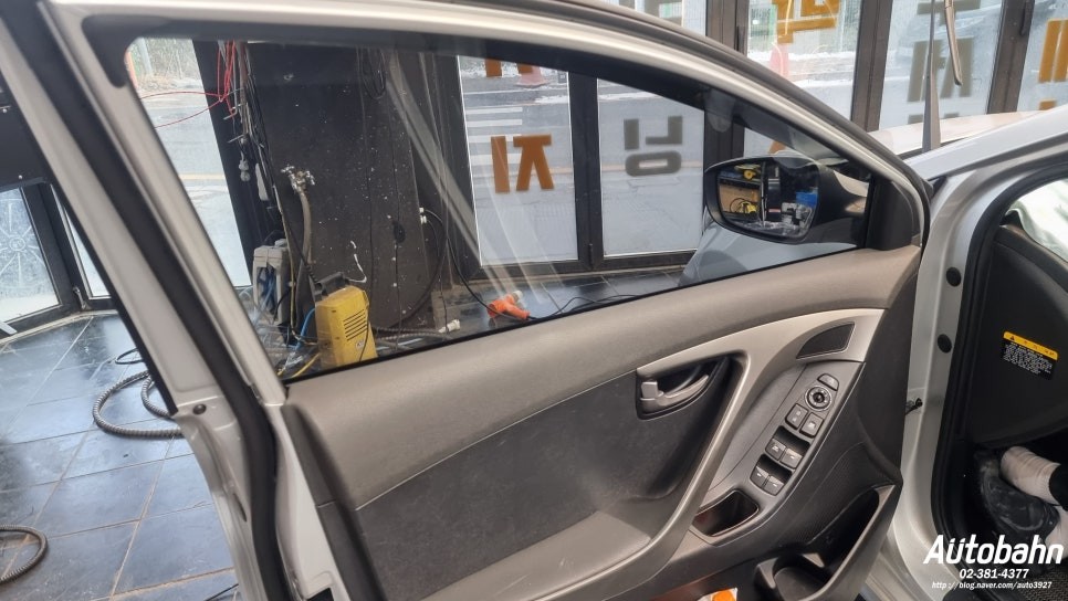 로얄101 썬팅 아반떼MD 어항썬팅 35% 전체썬팅 가성비 썬팅 삼송 원흥 스타필드 블랙박스 후방카메라 차량 내외장 전문 아우토반 / 고양