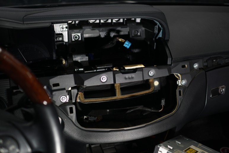 벤츠 W221 S500 저화질 순정모니터 를 10인치 고화질 안드로이드 올인원 모니터로 교체해 볼까요?