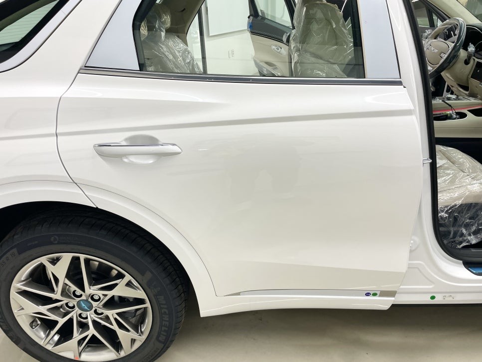 제네시스 GV70 신차 패키지는 화성 향남 · 안중 솔라가드 프리미엄 아우토 라운지에서. / 경기 화성 향남