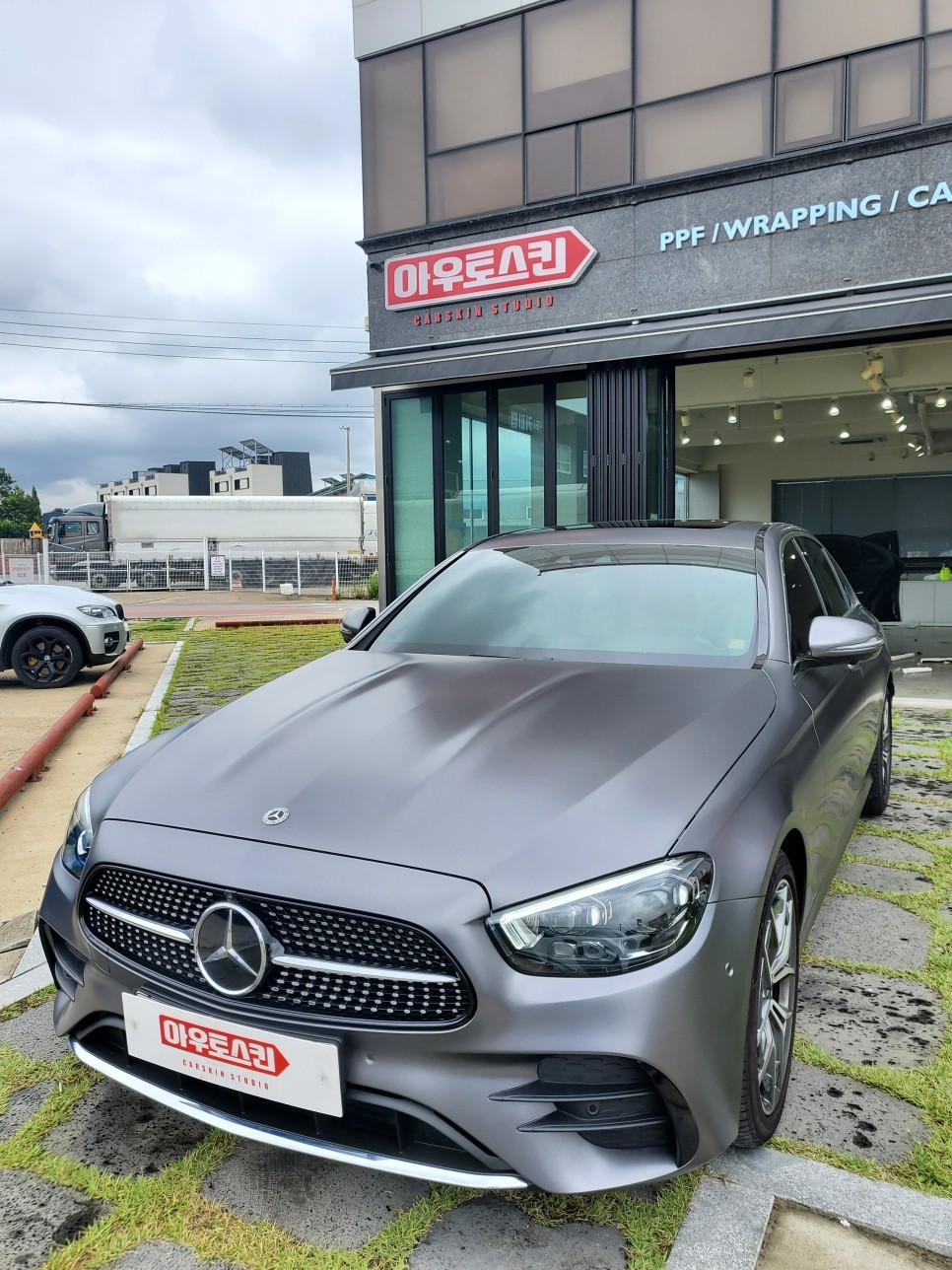 광주랩핑  벤츠e220d 사틴다크그레이 전체랩핑 시공 / 광주 광산구