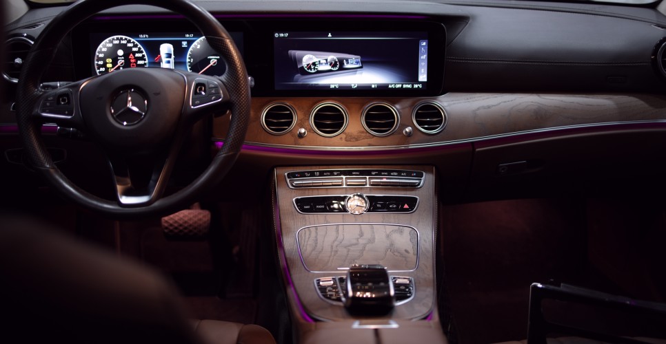 벤츠 E클래스 센터 콘솔 트림 브라운 애시우드로 교체! W213 페이스리프트 전!!