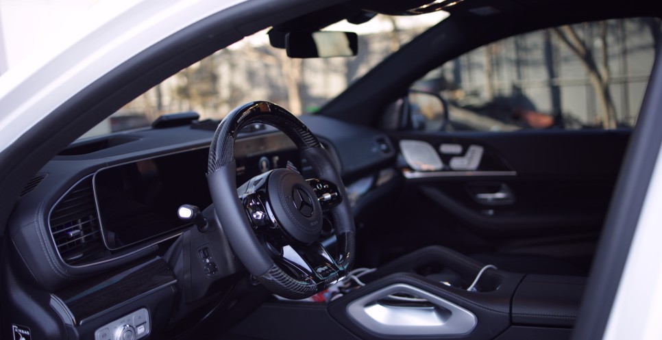 벤츠 GLE 400d 모델의 AMG 튜닝 끝판왕! 배기를 머플러에 맞게 연장해주었습니다. 순정 AMG 도어 스커프 W167