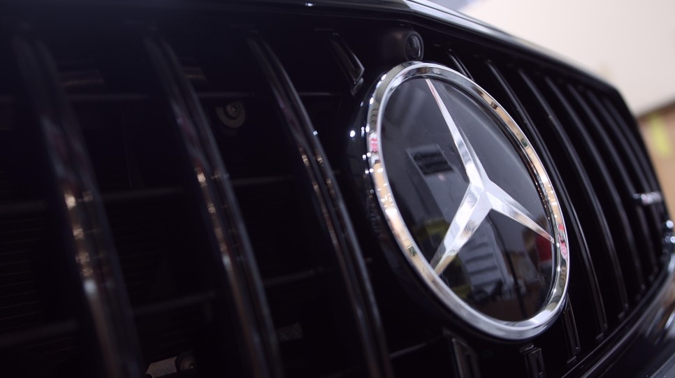 벤츠 E클래스(W213) 까브리올레 와이드콕핏/AMG 퍼포먼스/디슽트로닉 전면 로고/ 미드레인지 부메스터 커버/ 멀티컬러 코딩