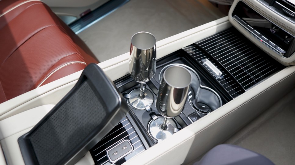 벤츠 GLS600 마이바흐 5인승 모델을 4인승 VIP시트로 개조해 줬습니다. X167 // 모든 GLS 튜닝 가능!