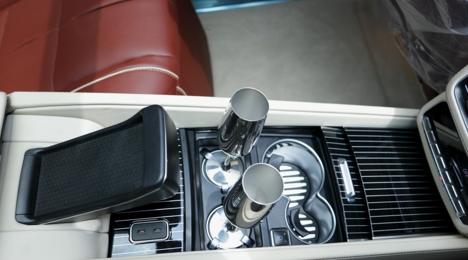 벤츠 GLS600 마이바흐 5인승 모델을 4인승 VIP시트로 개조해 줬습니다. X167 // 모든 GLS 튜닝 가능!