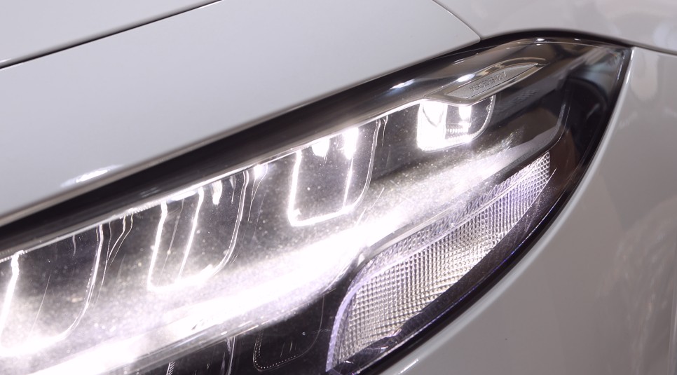 벤츠 CLS 300D C257 라이트를 멀티빔으로 교체해 주었습니다.