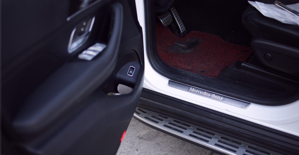 벤츠 GLE 400d 모델의 AMG 튜닝 끝판왕! 배기를 머플러에 맞게 연장해주었습니다. 순정 AMG 도어 스커프 W167