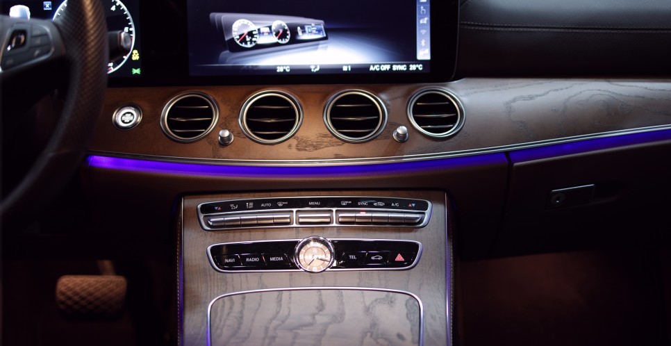 벤츠 E클래스 센터 콘솔 트림 브라운 애시우드로 교체! W213 페이스리프트 전!!