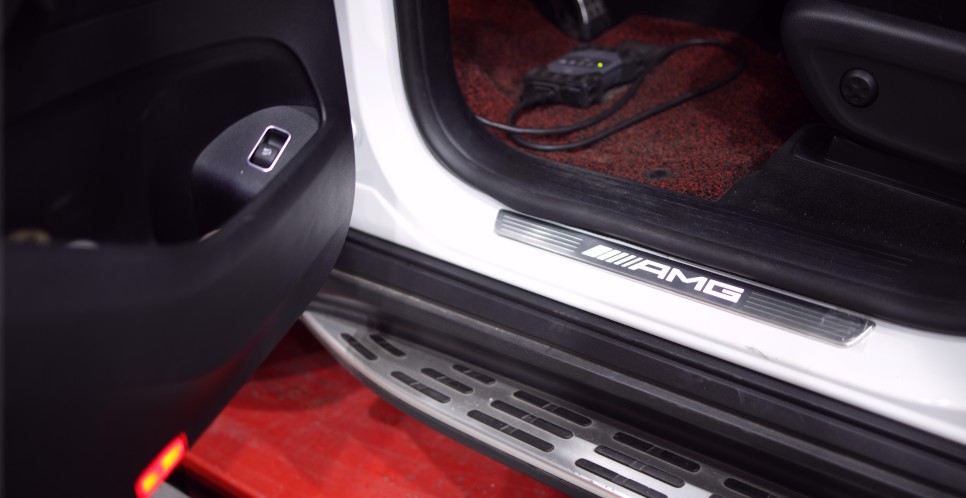 벤츠 GLE 400d 모델의 AMG 튜닝 끝판왕! 배기를 머플러에 맞게 연장해주었습니다. 순정 AMG 도어 스커프 W167