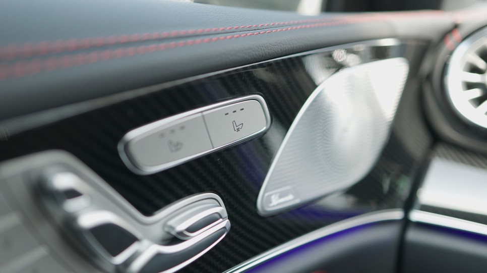 벤츠 CLS53 AMG 실내 트림에 카본 수전사를 입혀줬습니다. // c257