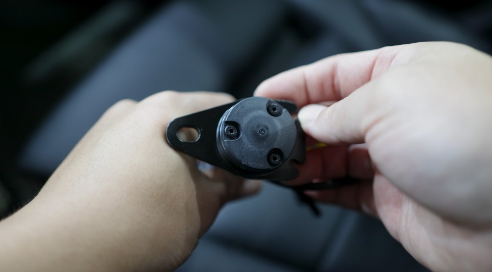 벤츠 보행자를 보호하는 엑티브 보닛 옵션이 세차하다가 터지는 경우도 있네요!