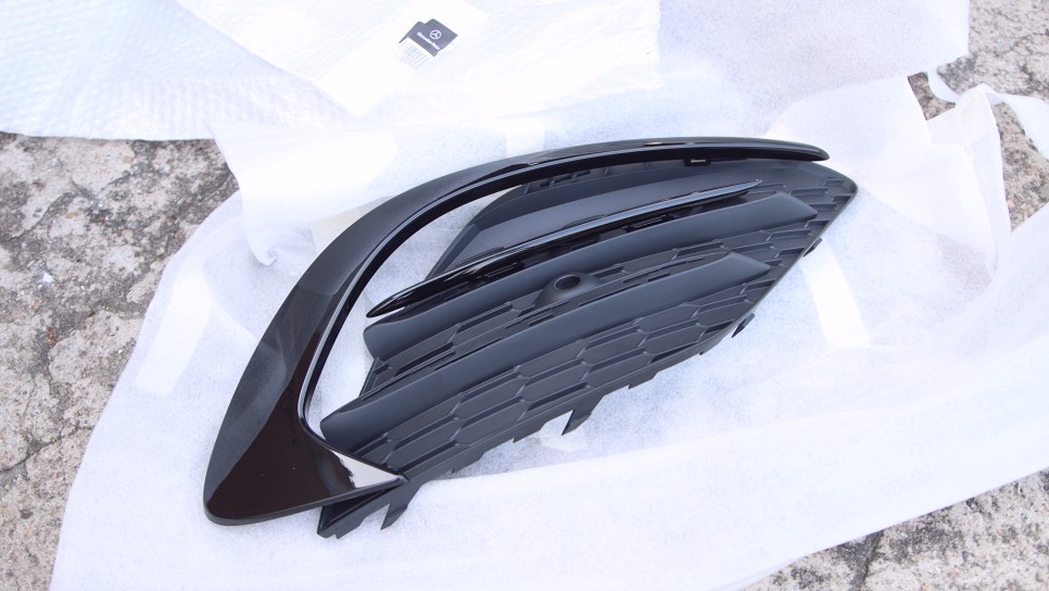 벤츠 CLA250 C118 순정 카나드윙 장착해 주었습니다.