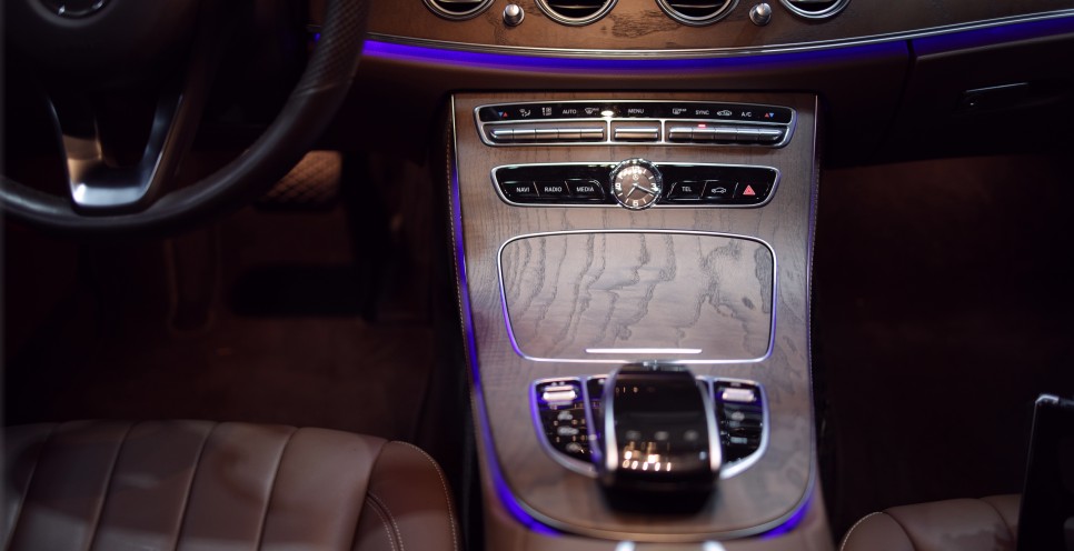 벤츠 E클래스 센터 콘솔 트림 브라운 애시우드로 교체! W213 페이스리프트 전!!