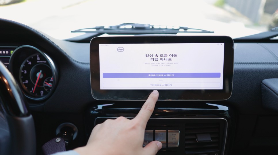 벤츠 지바겐 구형 모델에 센터 모니터를 10.25인치로 업그레이드 하면서 Q.ROI-X를 설치해 줬어요 // W463
