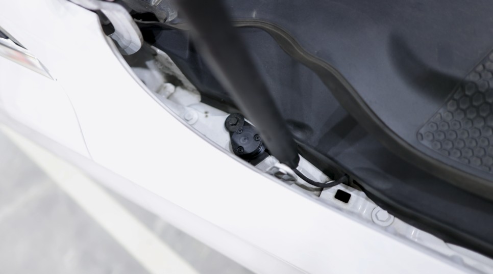 벤츠 보행자를 보호하는 엑티브 보닛 옵션이 세차하다가 터지는 경우도 있네요!