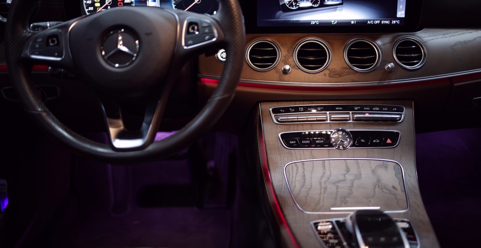 벤츠 E클래스 센터 콘솔 트림 브라운 애시우드로 교체! W213 페이스리프트 전!!