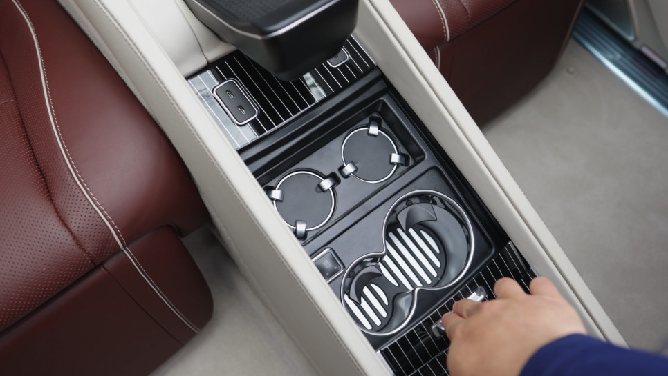 벤츠 GLS600 마이바흐 5인승 모델을 4인승 VIP시트로 개조해 줬습니다. X167 // 모든 GLS 튜닝 가능!