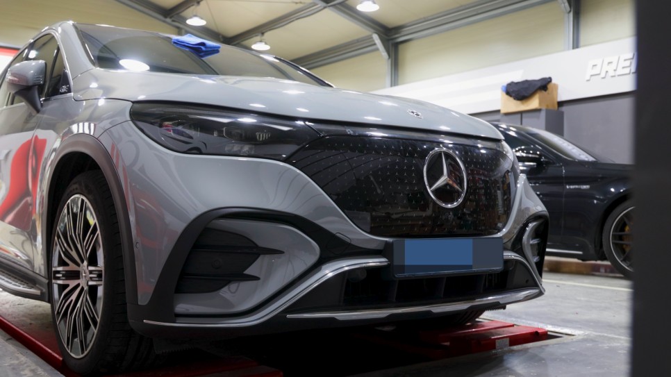 EQE SUV 그릴 중앙 로고 LED 순정 제품으로 교체했어요 //X294