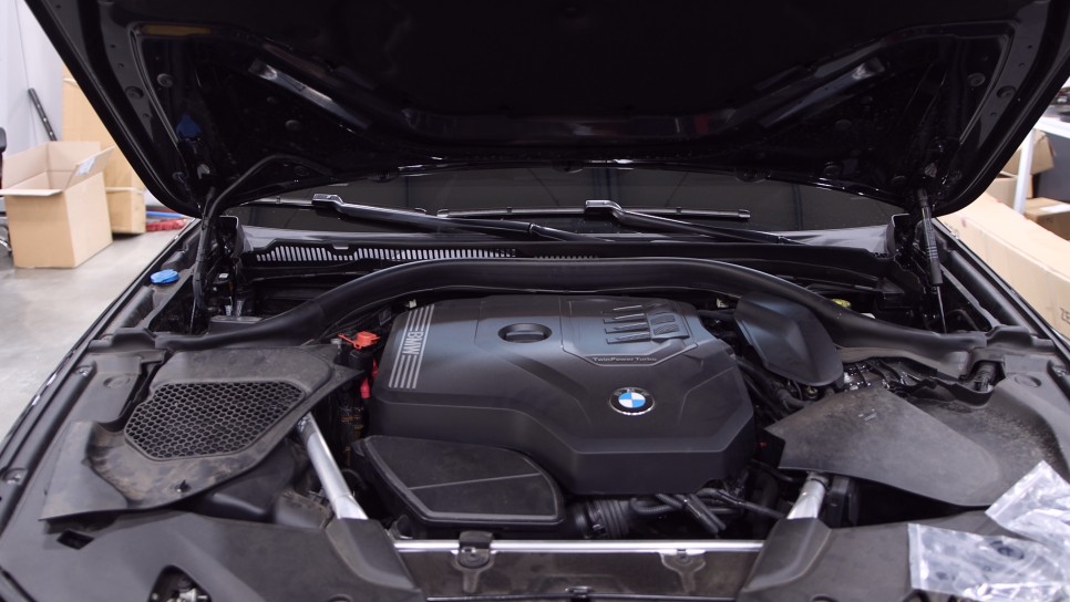 BMW 530i 순정 스트럿바 장착했습니다. 무조건 추천!